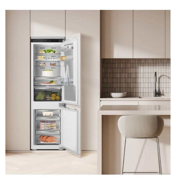 Hisense RB5B250SSWC1 Integrated 60/40 Total No Frost Smart Fridge Freezer
